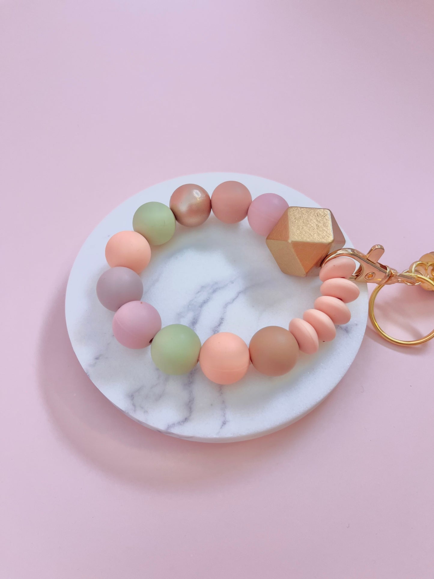 Llavero de Silicona y Madera Dorado y Rosado